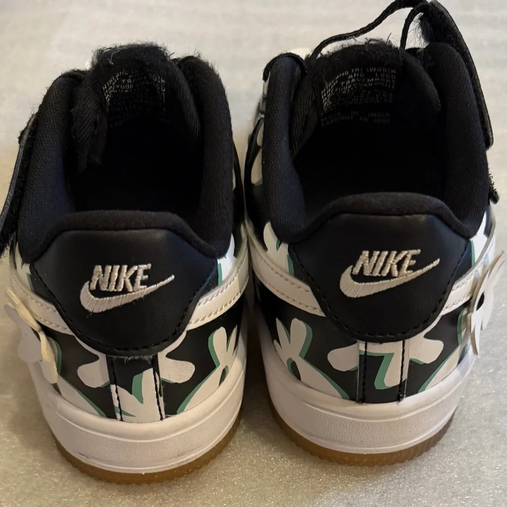 Nike  FORCE I LOW EASY ON Kids Flower Power Sneakers in Black, White size 1Y